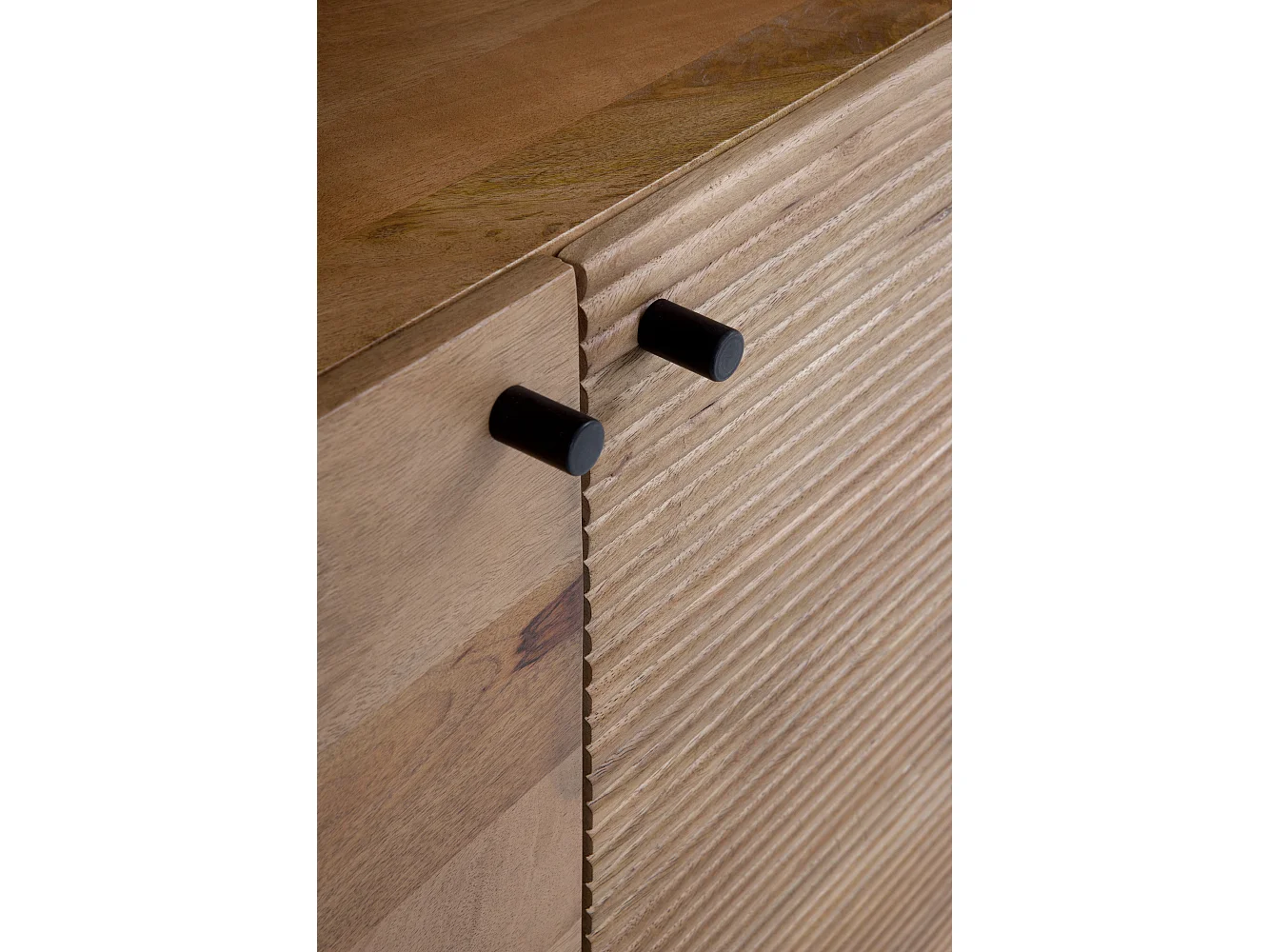 Aparador alto contornos curvos de madera maciza de mango con 2 puertas