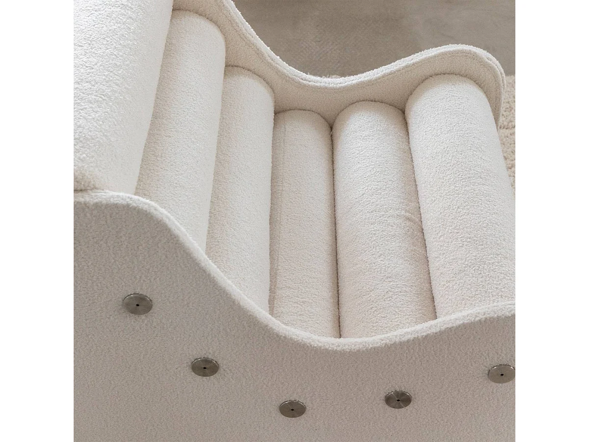 Fauteuil des années 70 en tissu bouclette blanc Athéna