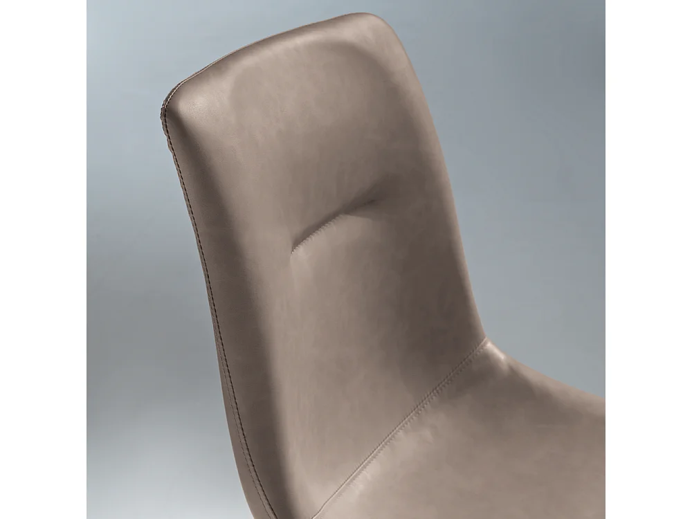 Set di 2 sedie imbottite "Zaren" in ecopelle tortora con struttura bianca cm 45x59 90h