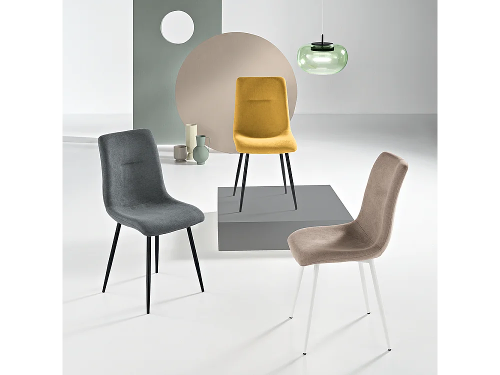 Conjunto de 2 cadeiras amarelas "Nymara" com estrutura preta cm 45x59 90h