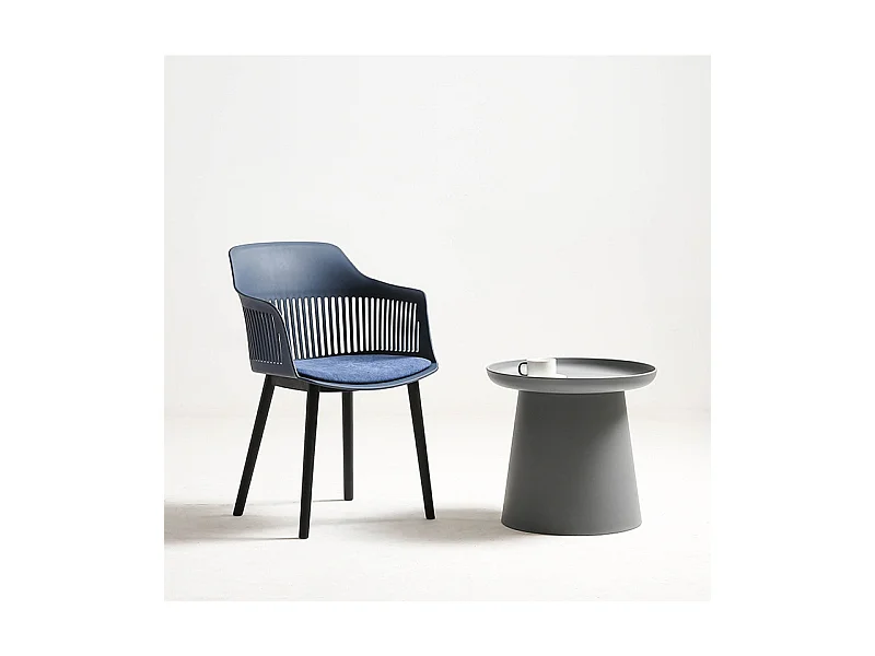 Lot de 4 chaises modernes en résine bleu et pieds design noirs