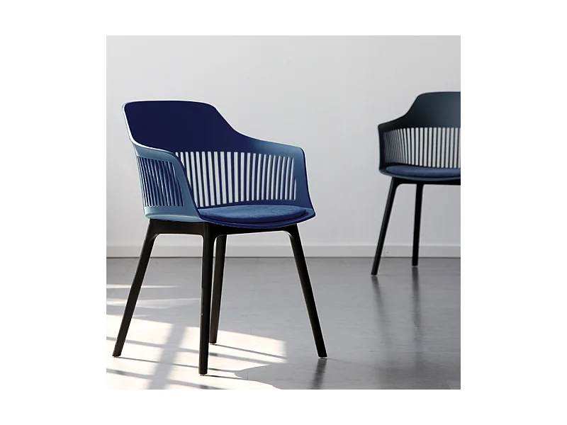 Lot de 4 chaises modernes en résine bleu et pieds design noirs