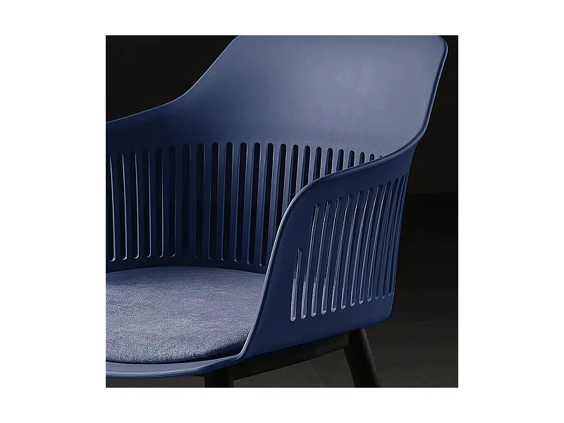 Lot de 4 chaises modernes en résine bleu et pieds design noirs
