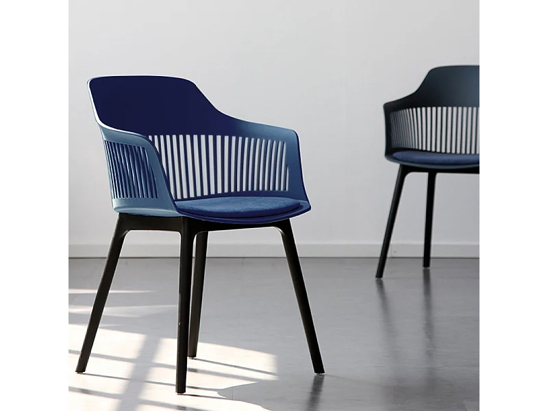 Lot de 4 chaises modernes en résine bleu et pieds design noirs