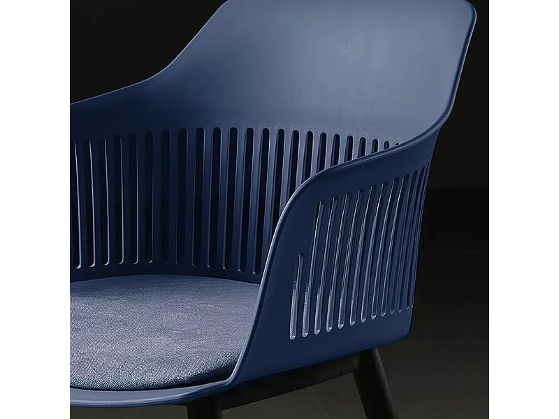 Lot de 4 chaises modernes en résine bleu et pieds design noirs