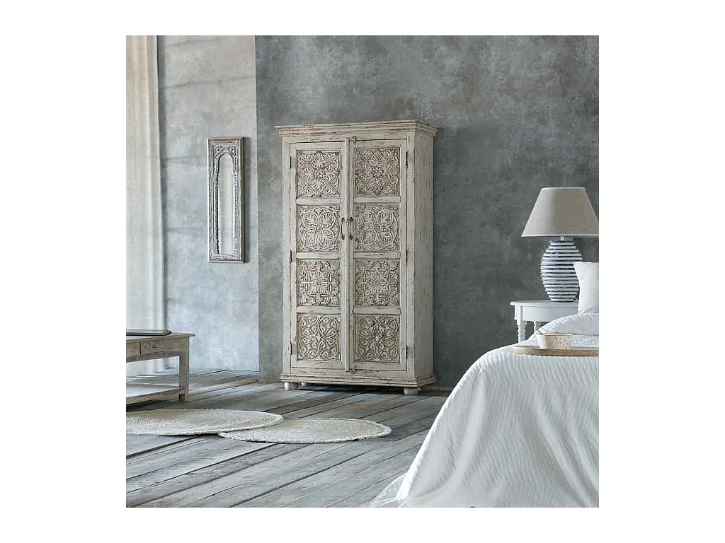 Armário de madeira entalhada com acabamento artesanal 96x40x167h cm