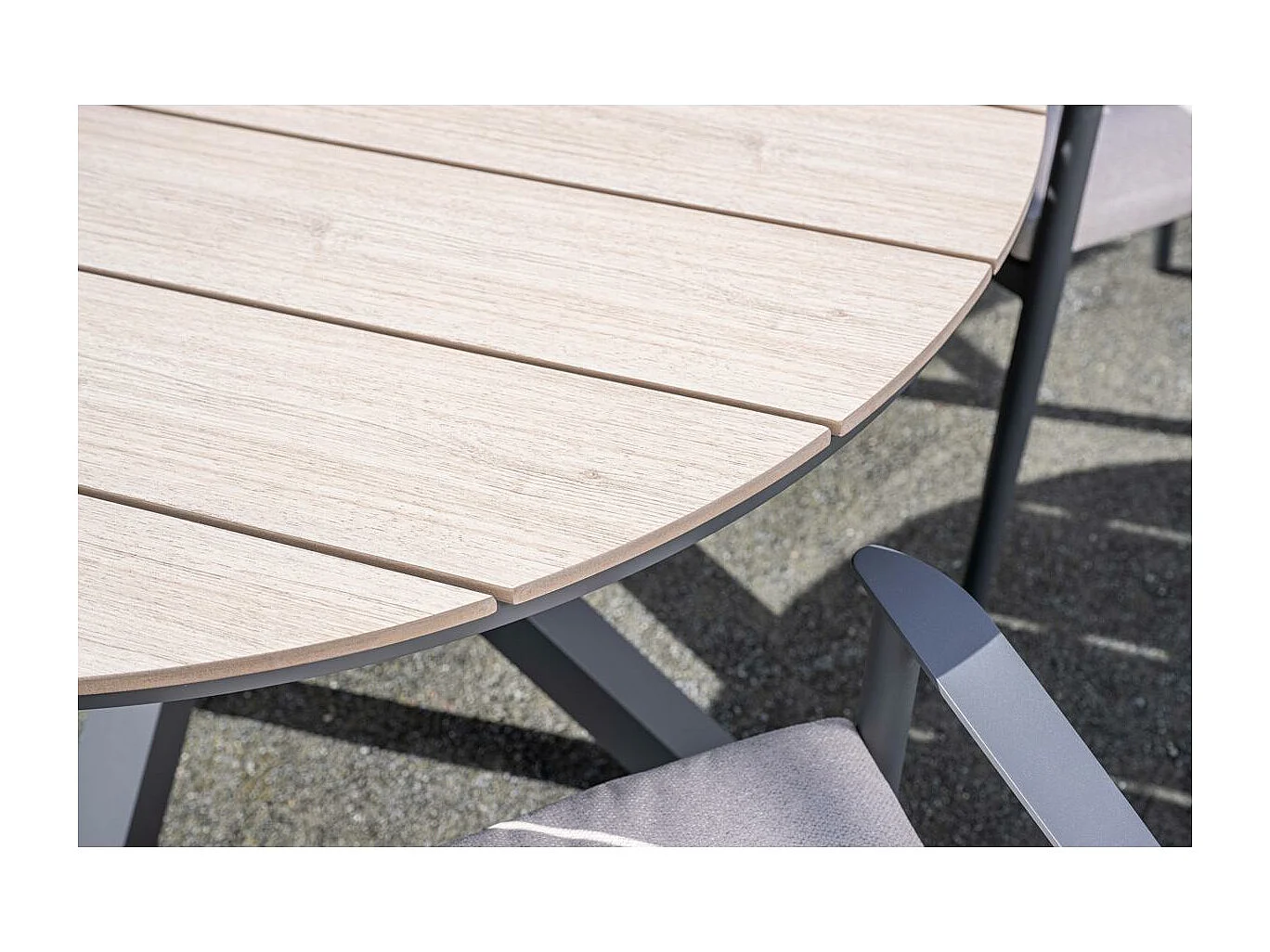 Garden Impressions Aleria tuinset 6-delig - Tulli tuintafel Ø148x75 cm - light teak vironwood