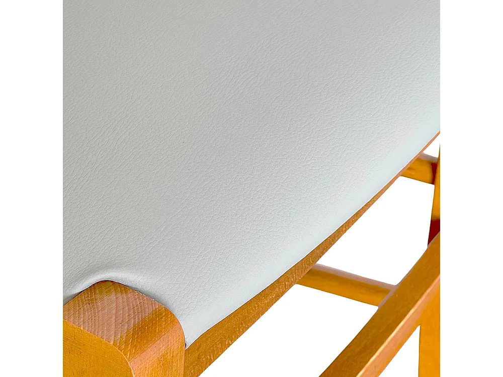 Silla rústica de madera de cerezo con asiento acolchado gris claro