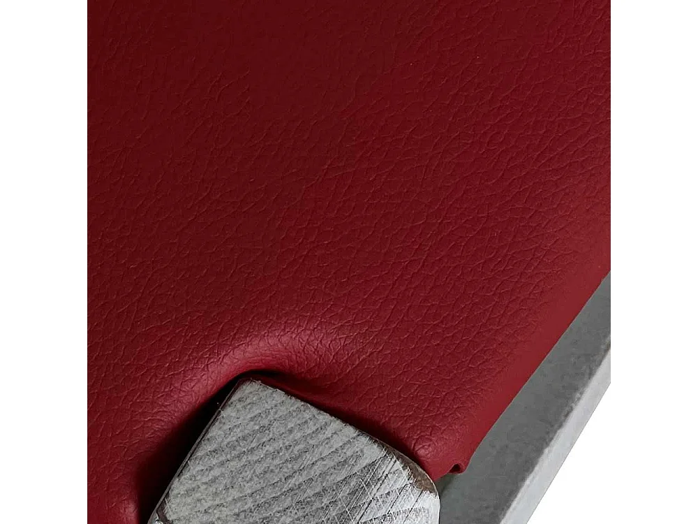 Silla veneciana antigua de madera blanca con asiento rojo