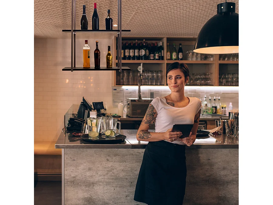 Etagère BAR SHELF 75 cm GRIS NOIR avec 2 étagères pour verres et bouteilles par Yelloo