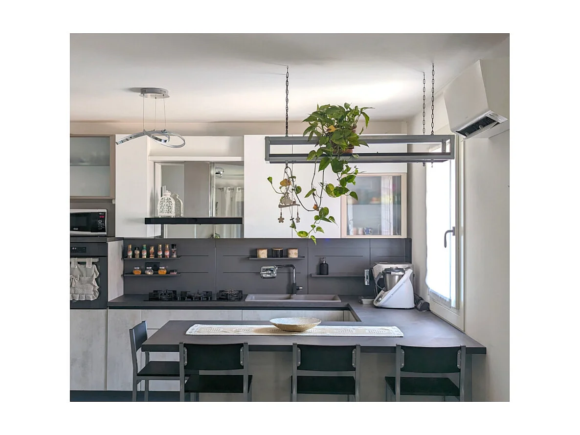 Etagère FLOWERS suspendue au plafond GRIS NOIR longueur 115 cm avec chaines pour jardin vertical fleurs par Yelloo