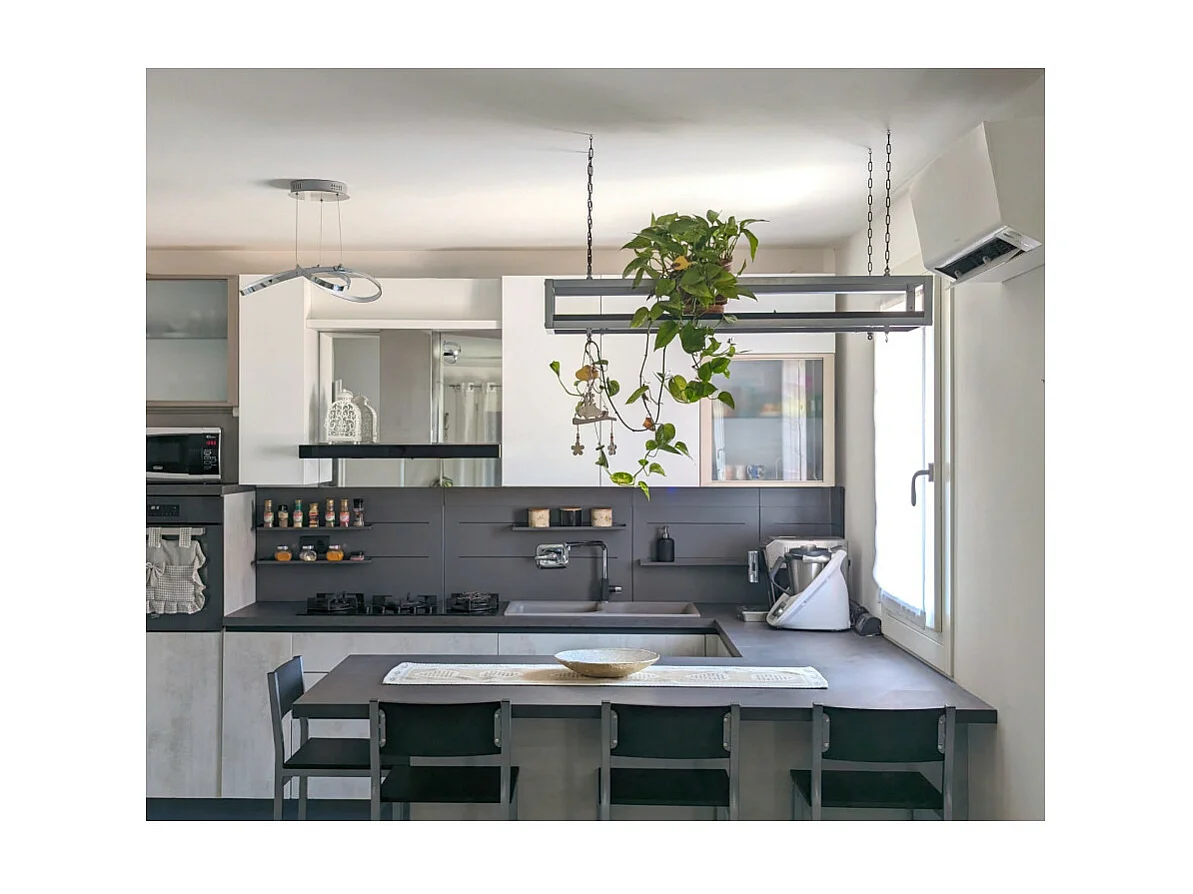 Mensola FLOWERS sospesa a soffitto NERA lunghezza 115 cm con catene per fiori giardino verticale by Yelloo