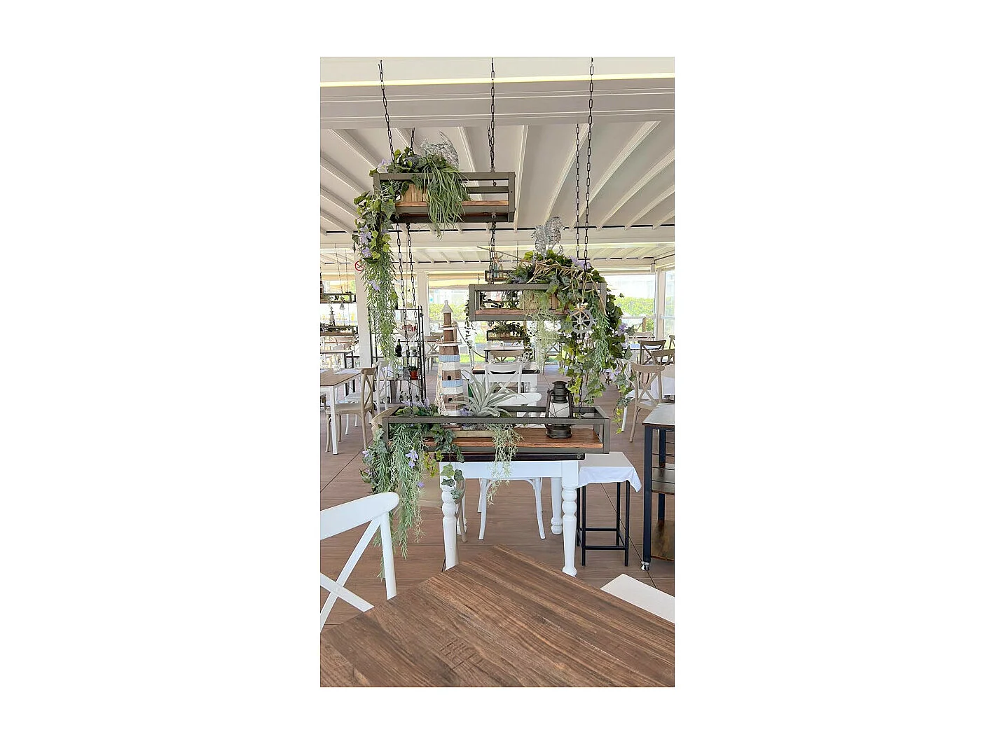 Etagère FLOWERS suspendue au plafond NOIR (NERA) longueur 115 cm avec chaines pour jardin vertical fleurs par Yelloo