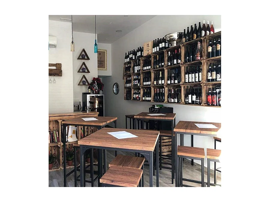 Lote de Mesa de Bar Cuadrada de 110 cm de Alto y 4 Taburetes en Nogal Marrón Mod. ROMA de Yelloo