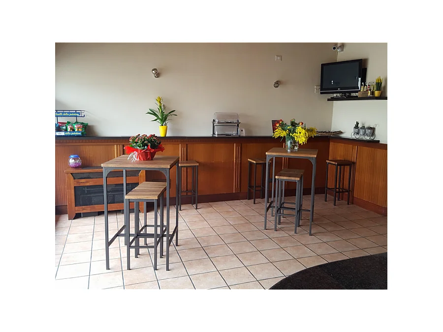 Set Tavolo Bar Quadrato Alto 110 cm e 4 Sgabelli marrone noce Mod. ROMA by Yelloo