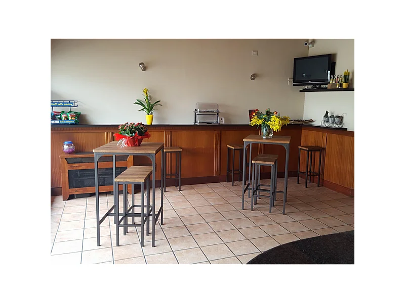 Set Tavolo bar quadrato alto 110 cm e 2 Sgabelli marrone noce mod. VIAREGGIO by Yelloo