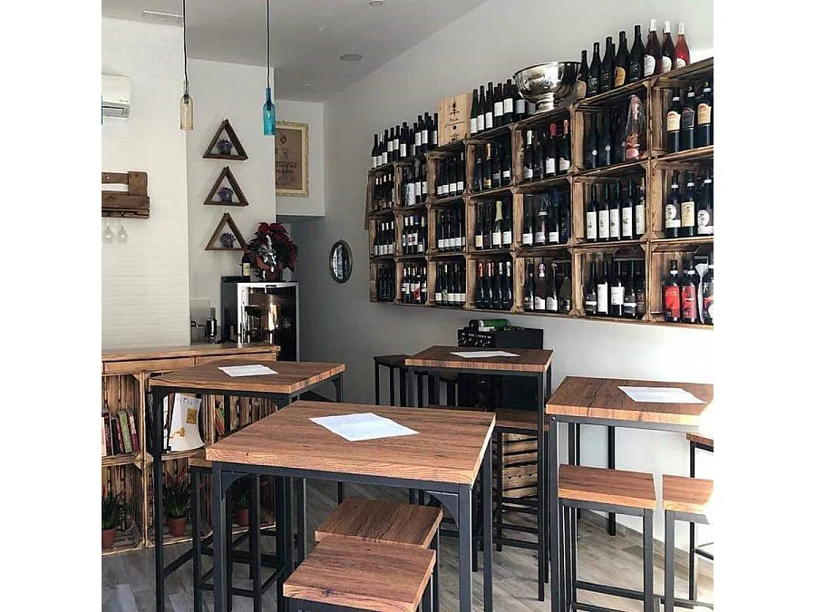 Set Tavolo bar quadrato alto 110 cm e 2 Sgabelli marrone noce mod. VIAREGGIO by Yelloo