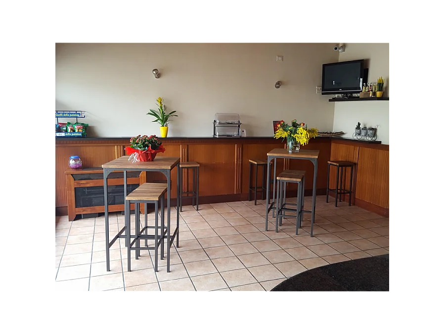 Lot de table de bar carrée de 110 cm de hauteur et de 2 tabourets marron noyer mod. VIAREGGIO par Yelloo