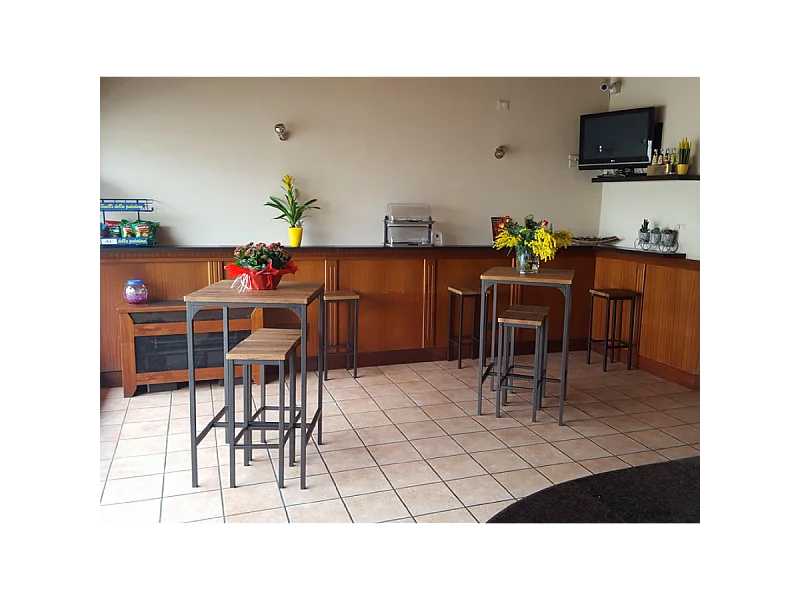 Set Tavolo bar quadrato alto 110 cm e 2 Sgabelli marrone noce mod. VIAREGGIO by Yelloo