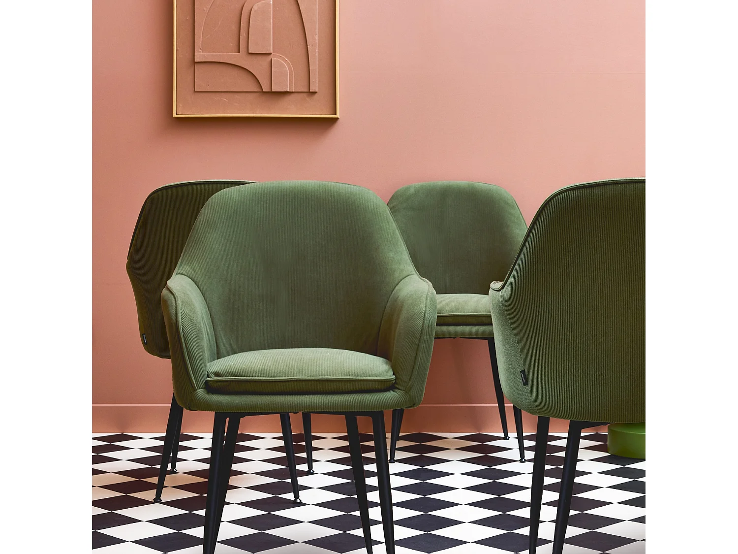 Set di 4 poltrone in velluto a coste con gambe in metallo nero opaco,