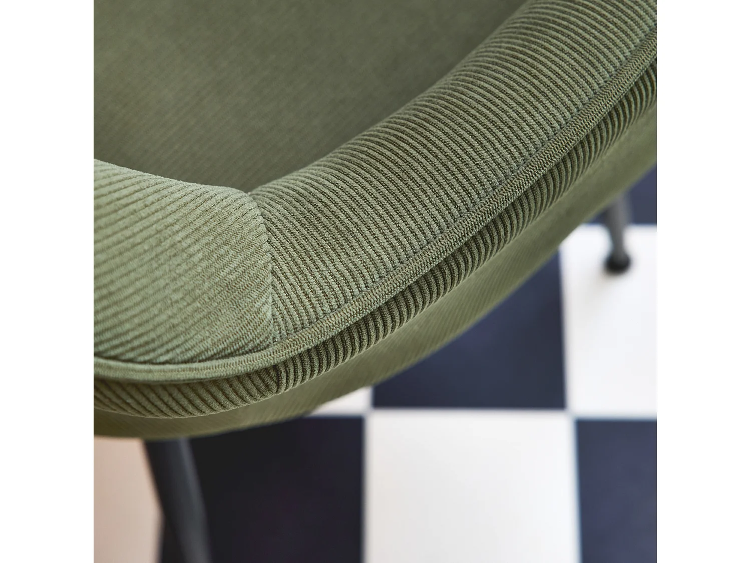 Lot de 4 fauteuils en velours côtelé kaki foncé et pieds en métal noir mat. L 57 x P 59 x H 84.5cm