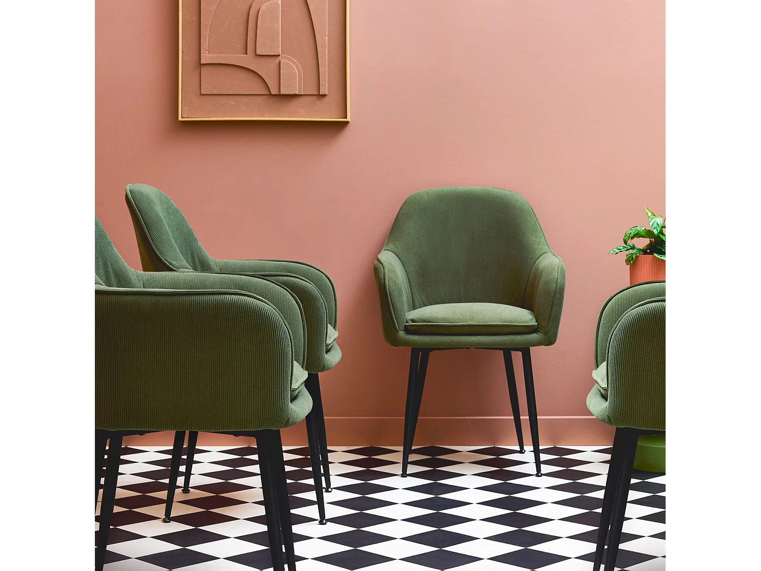 Lot de 4 fauteuils en velours côtelé kaki foncé et pieds en métal noir mat. L 57 x P 59 x H 84.5cm