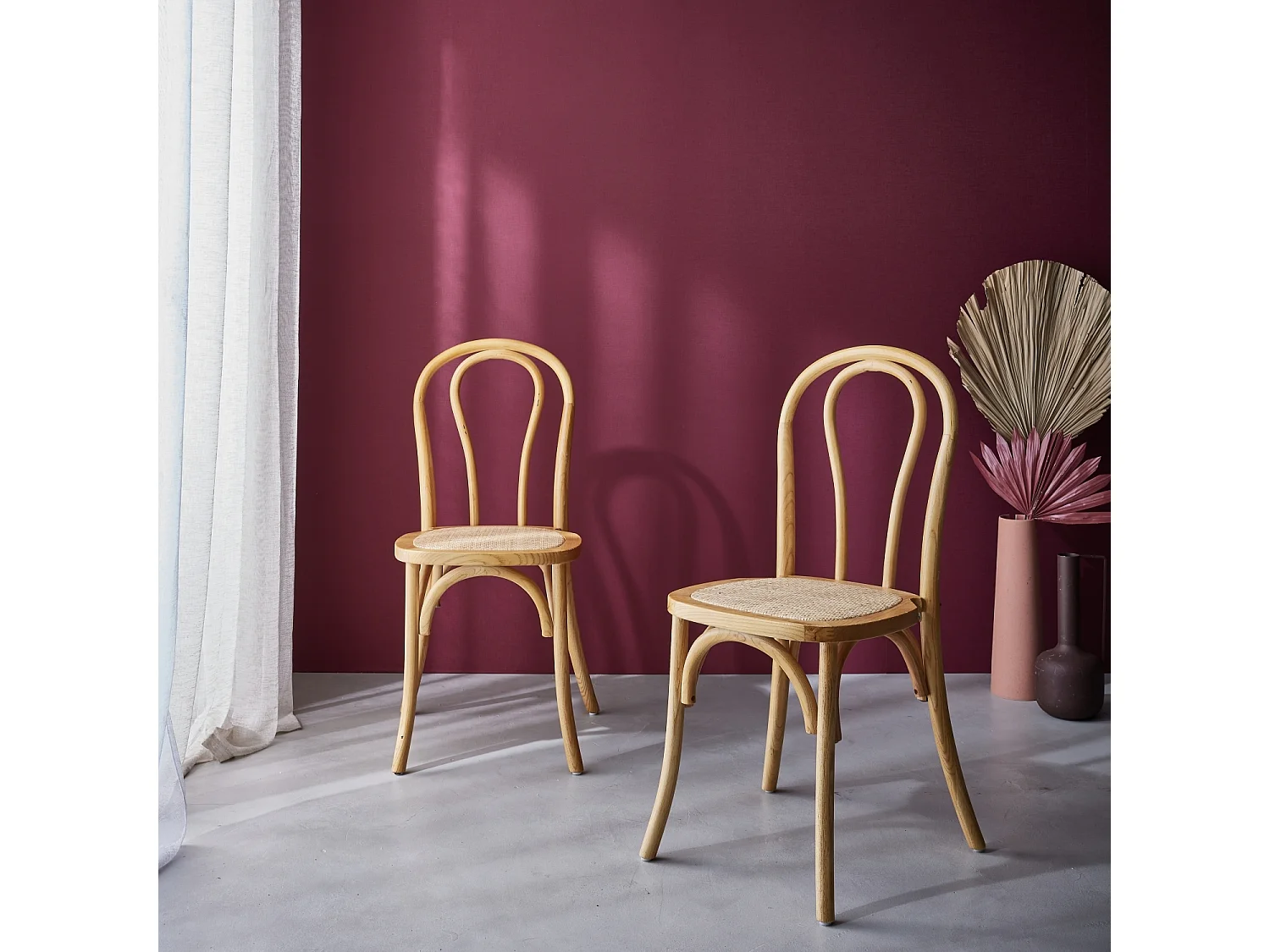 Lot de deux chaises vintage en bois avec assise en rotin et dossier arrondi coloris naturel