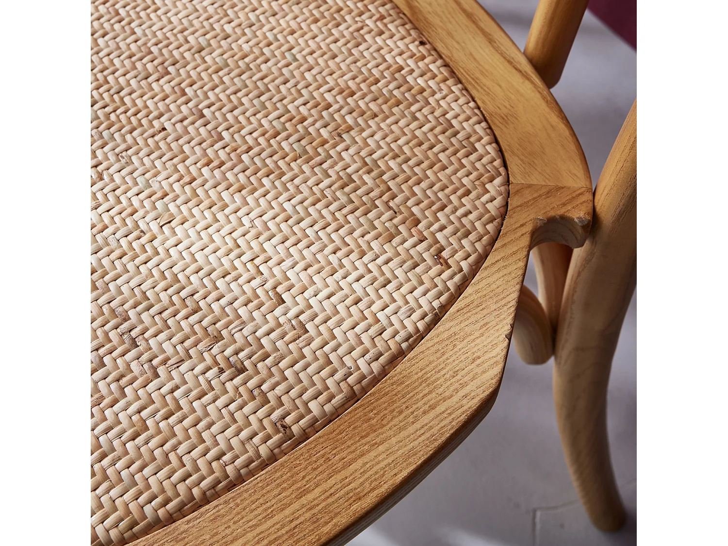 Lot de deux chaises vintage en bois avec assise en rotin et dossier arrondi coloris naturel