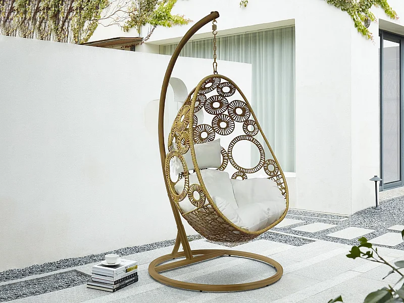 Fauteuil suspendu en résine tressée naturel clair et coussin blanc - MAKAHA de MYLIA