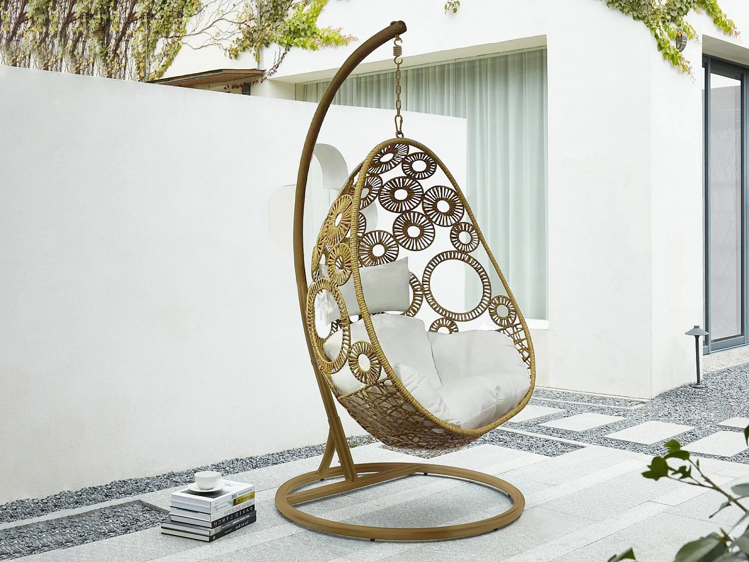 Fauteuil suspendu en résine tressée naturel clair et coussin blanc - MAKAHA de MYLIA