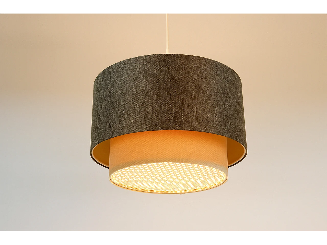 Suspension avec diffuseur en rotin