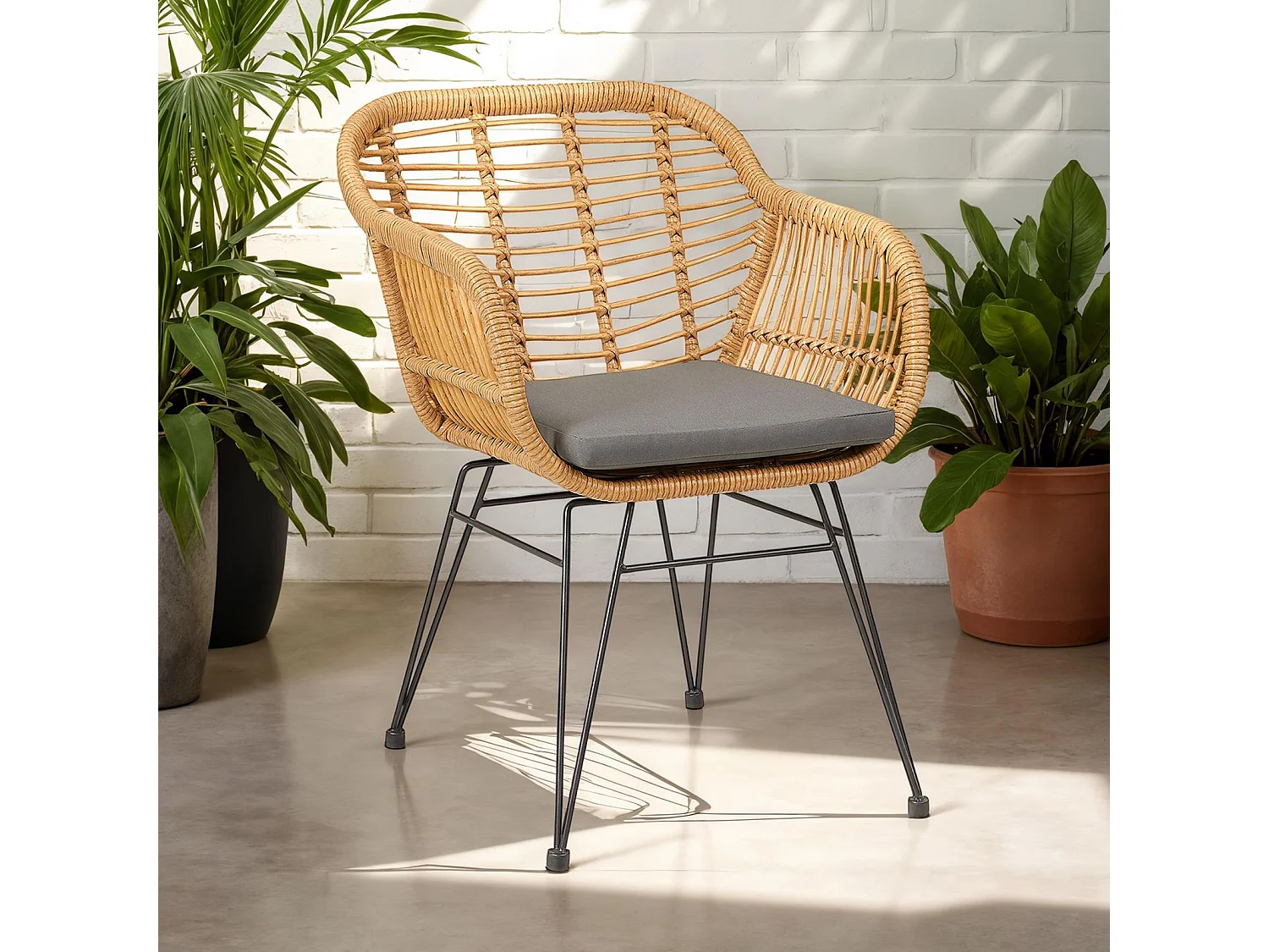 Chaise de jardin PARAMO fauteuil d'intérieur ou d'extérieur pour jardin en imitation rotin et 4 pieds en métal laqué noir