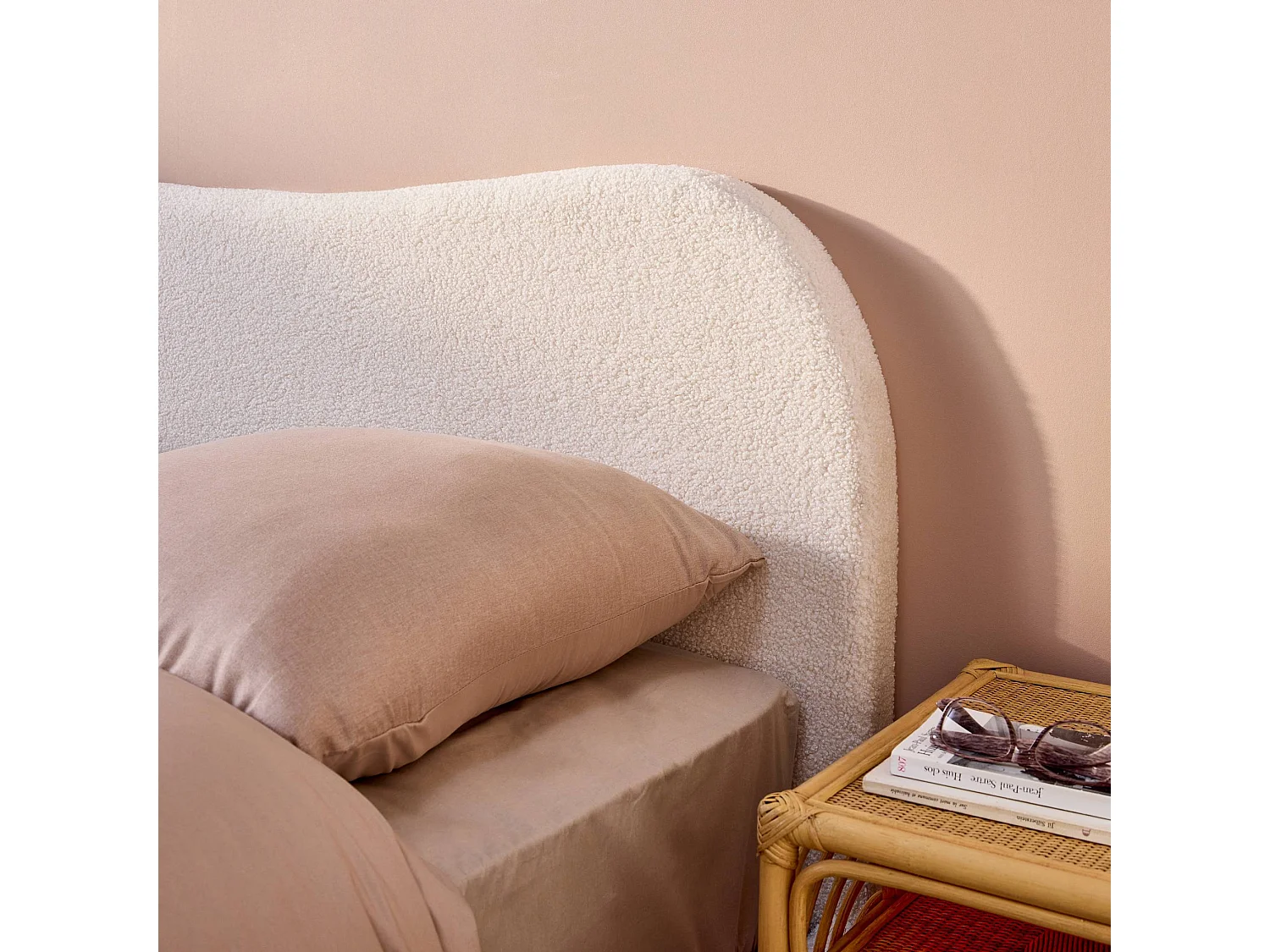 Lit avec sommier à lattes et tête de lit. blanc finition bouclette. L203 x P148 x H97cm