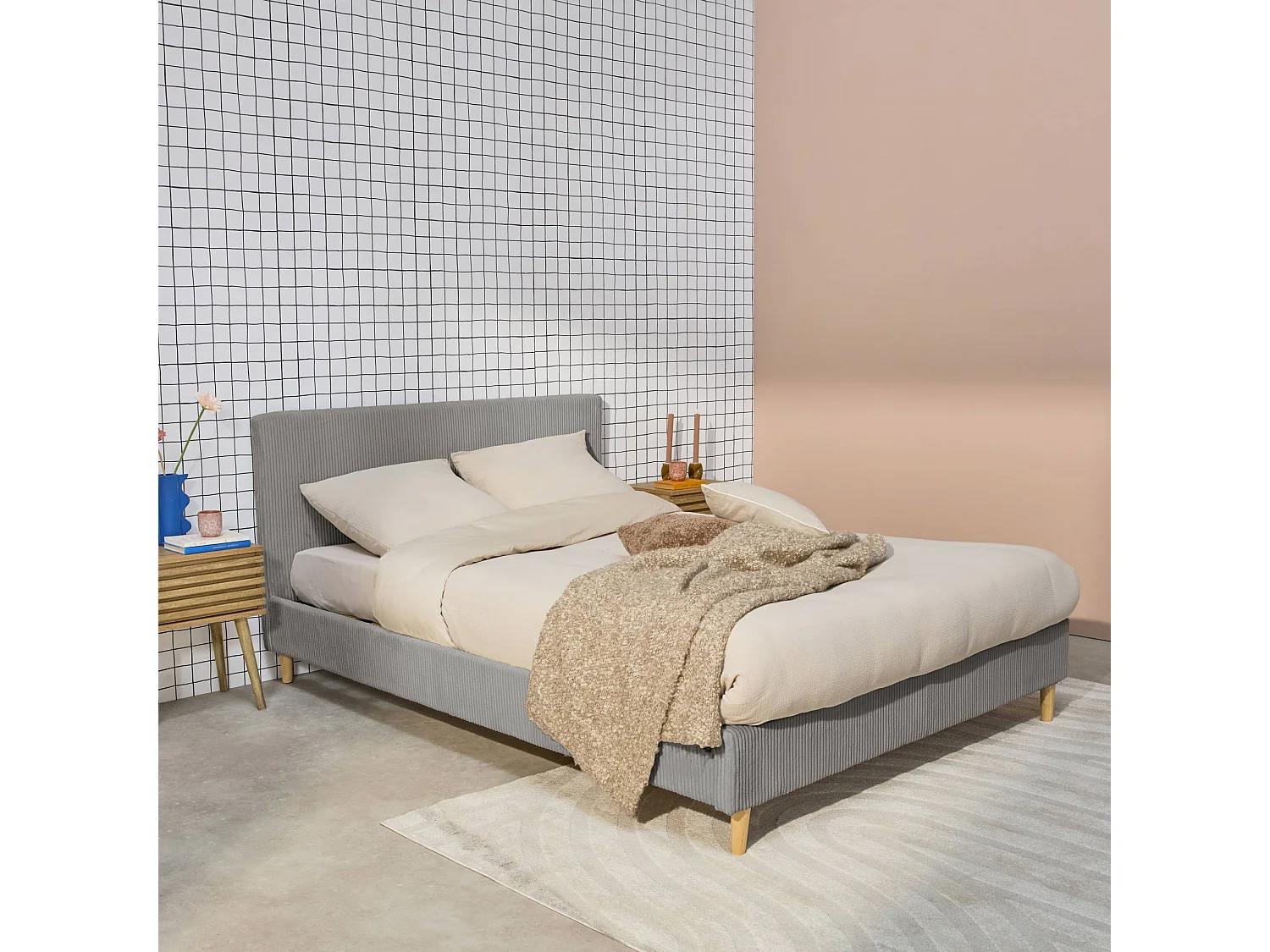 Lit avec sommier à lattes et tête de lit. L 211 x P 167.5 x H 89cm. gris. finition velours côtelé (grosse côte)