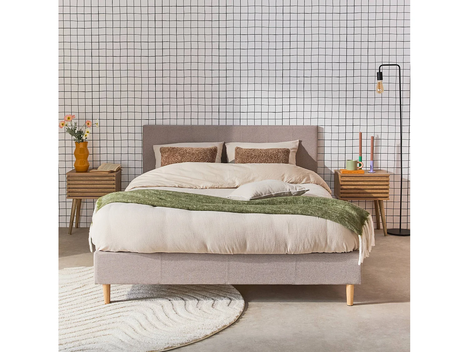 Lit avec sommier à lattes et tête de lit. finition tissu. gris clair. L 202 x P 148 x H 89cm