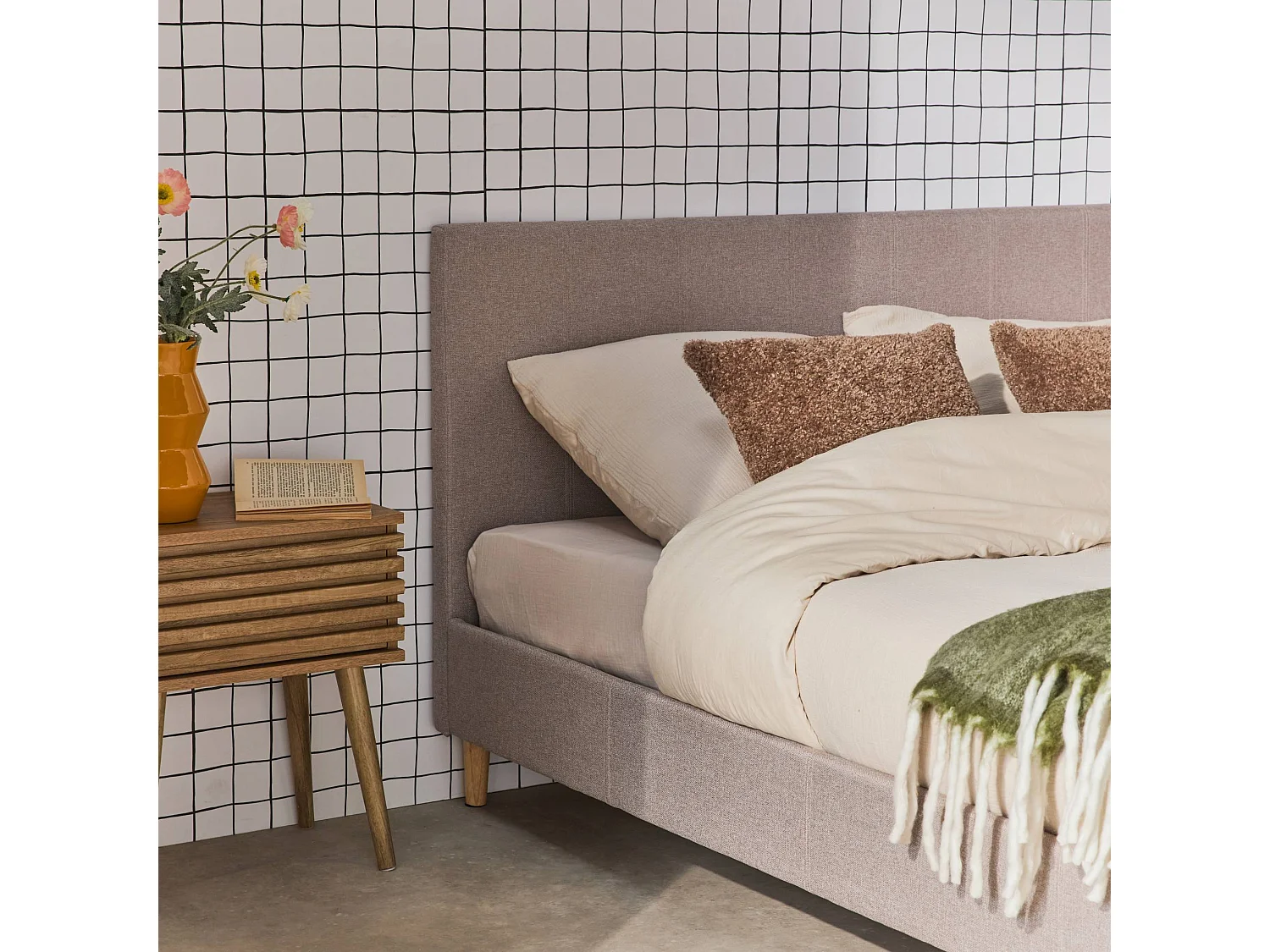 Lit avec sommier à lattes et tête de lit. finition tissu. gris clair. L 202 x P 148 x H 89cm