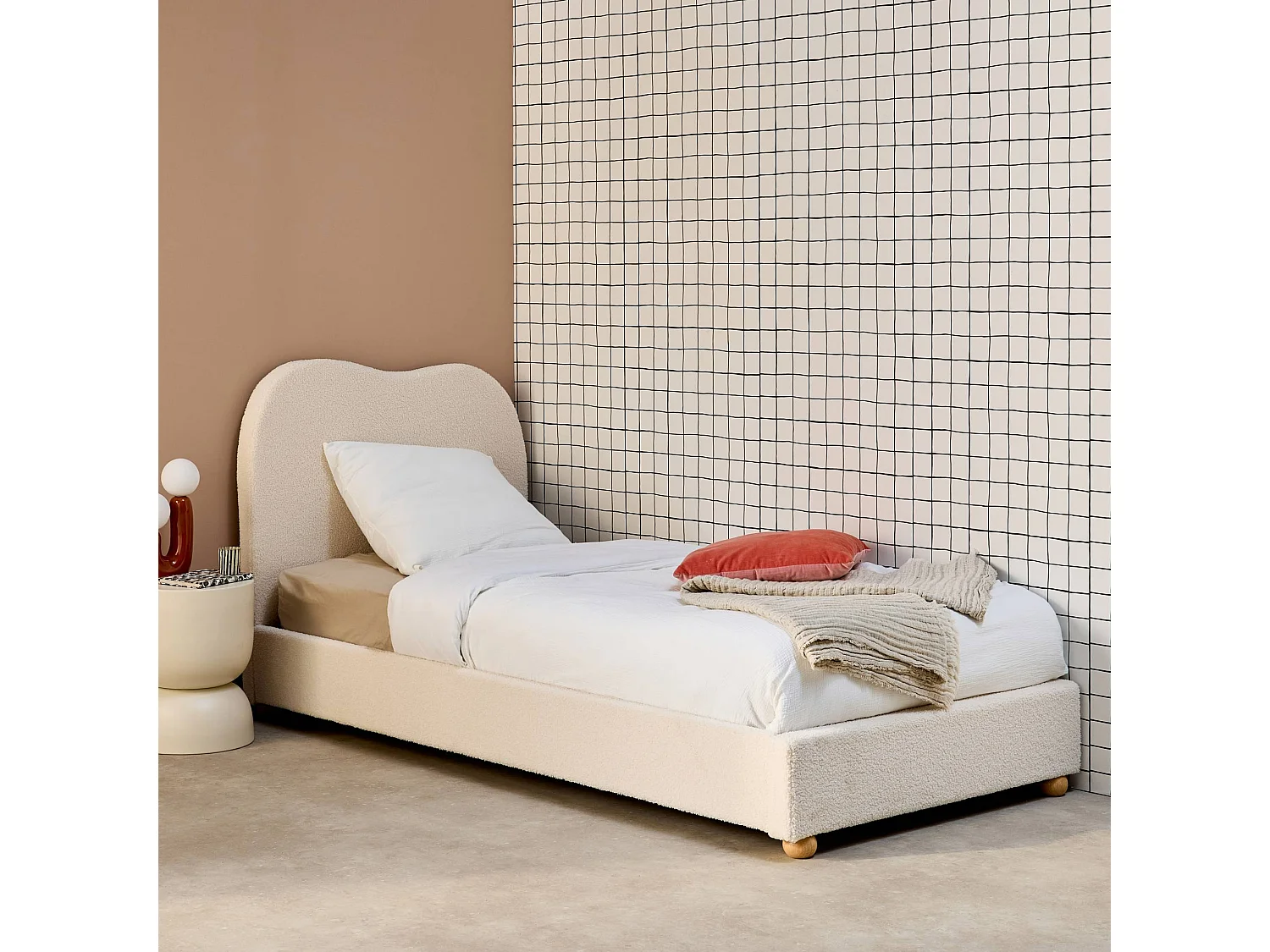 Cama con somier y cabecero, acabado borreguito blanco