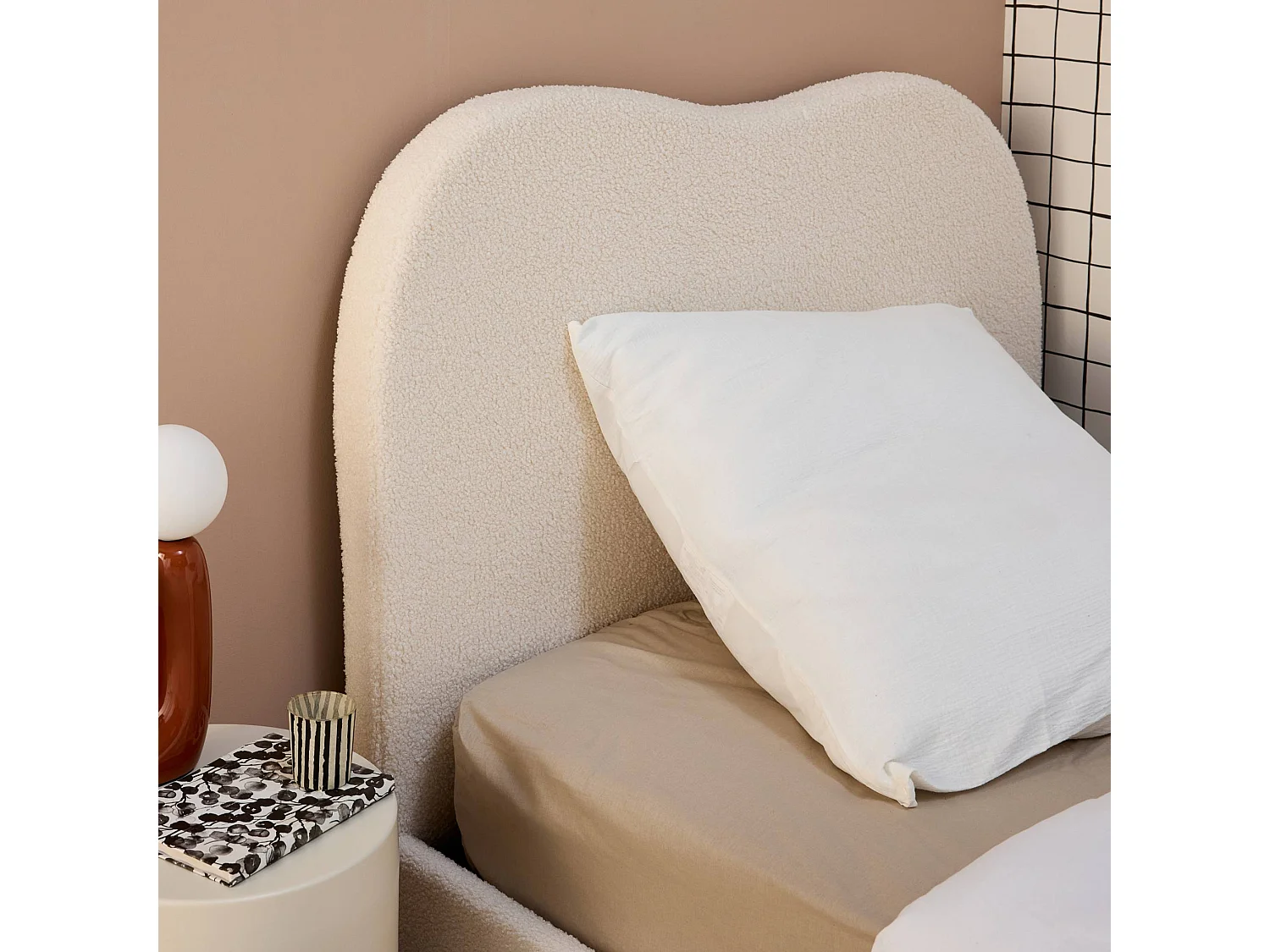 Cama con somier y cabecero, acabado borreguito blanco