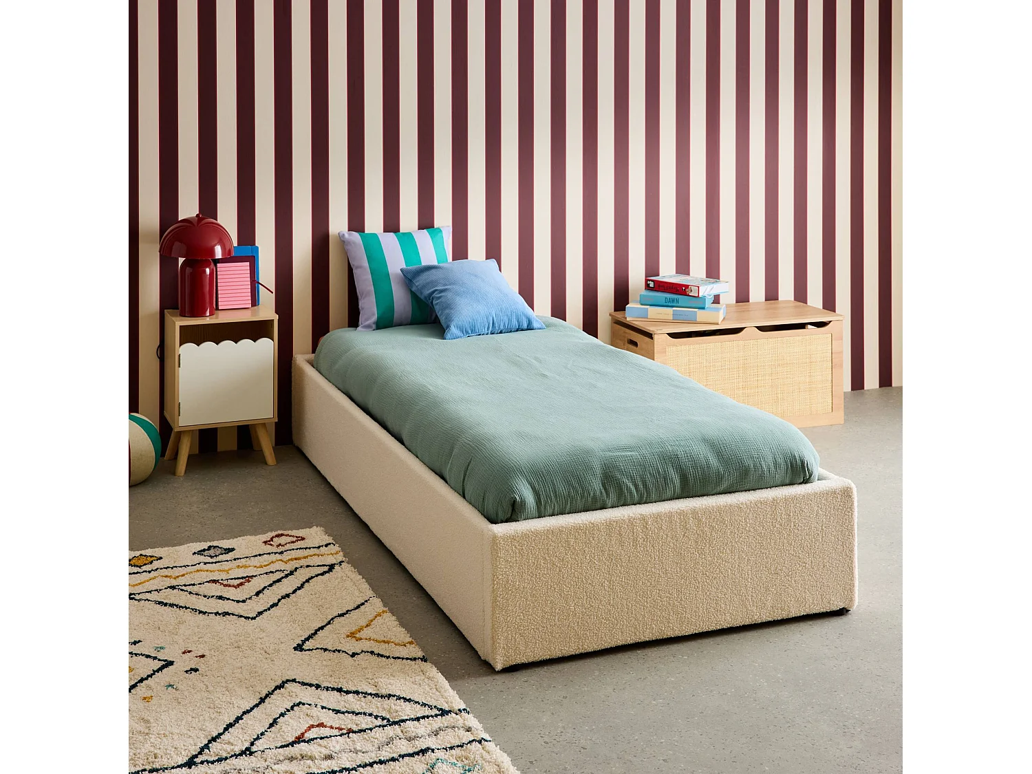 Struttura letto con contenitore e rete a doghe, imbottita bouclé