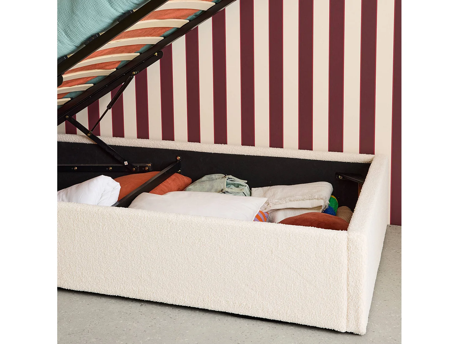 Struttura letto con contenitore e rete a doghe, imbottita bouclé