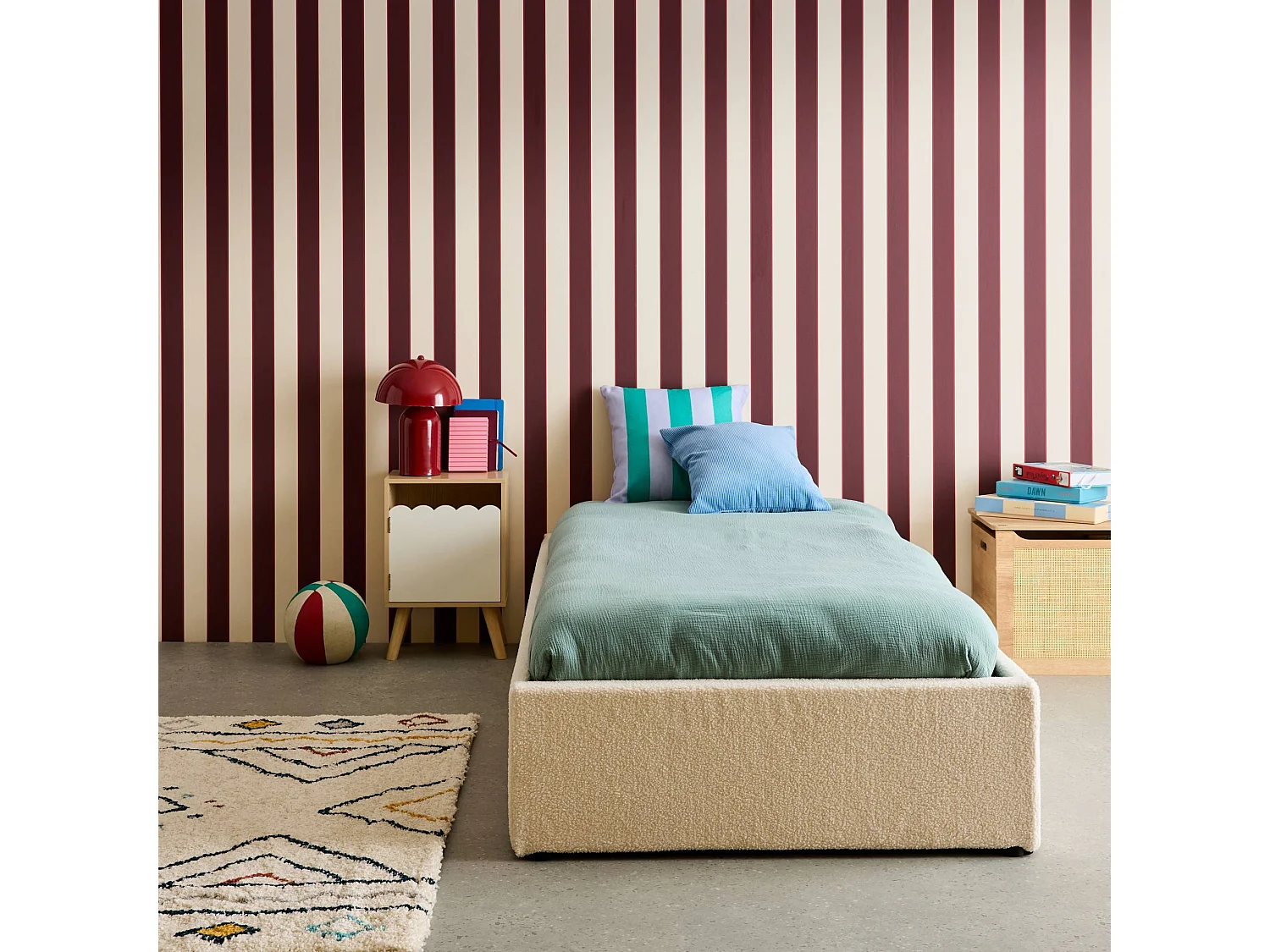 Struttura letto con contenitore e rete a doghe, imbottita bouclé