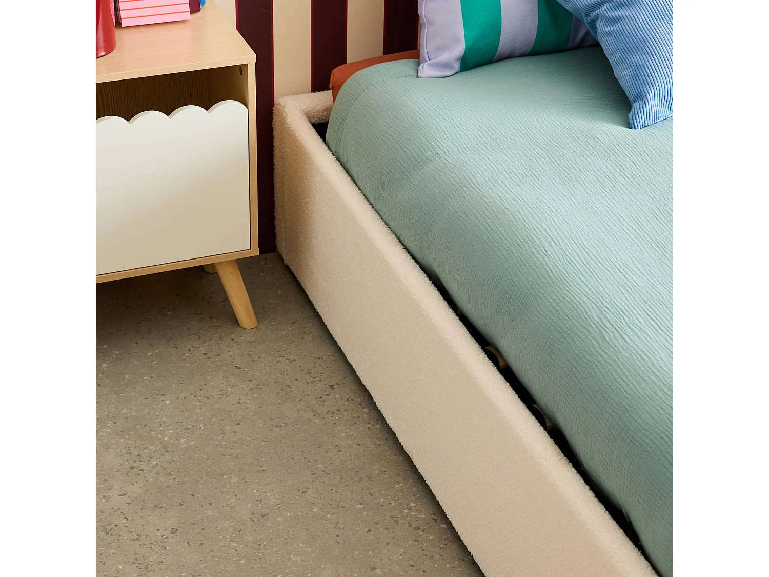 Struttura letto con contenitore e rete a doghe, imbottita bouclé