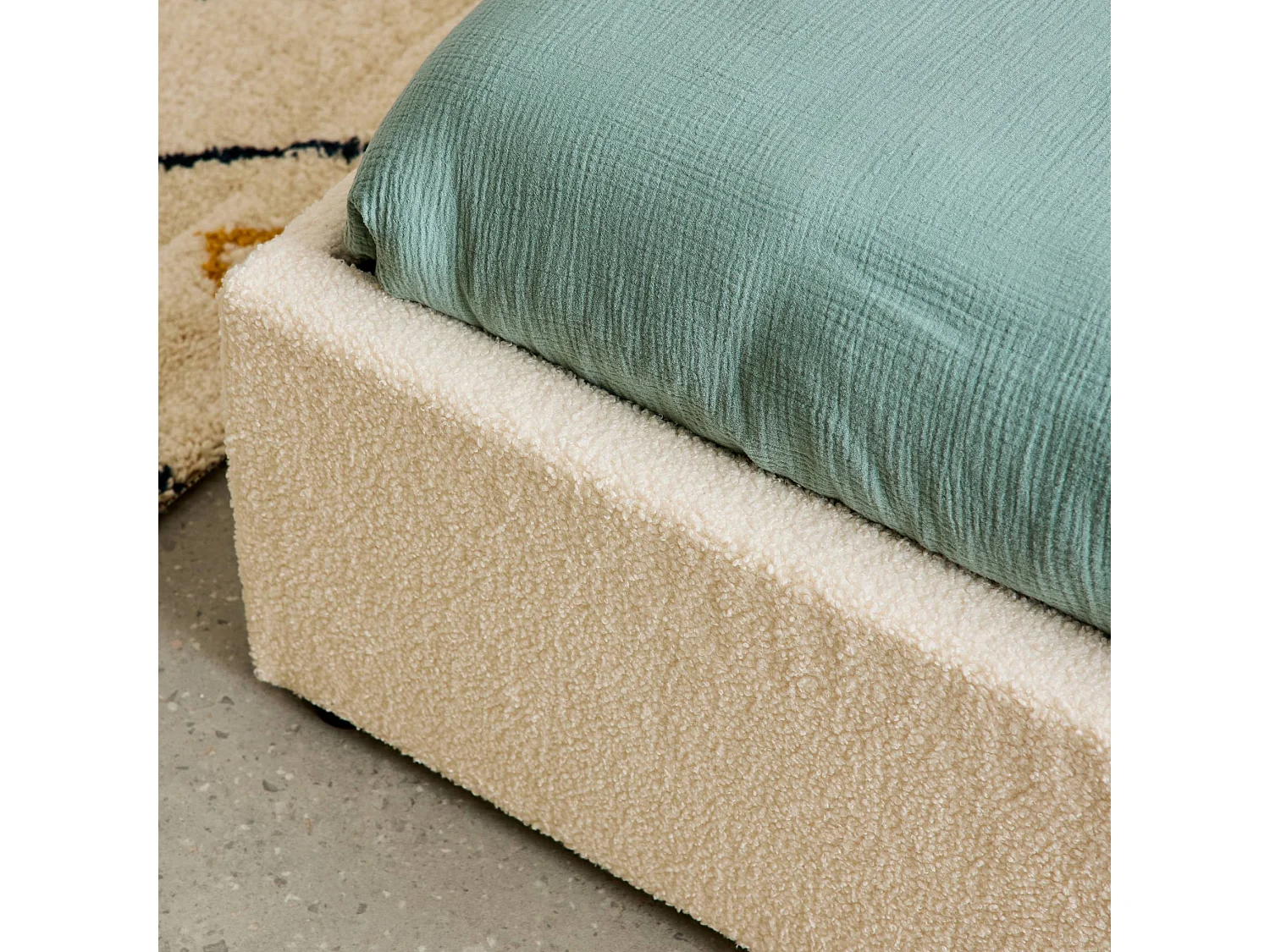 Struttura letto con contenitore e rete a doghe, imbottita bouclé