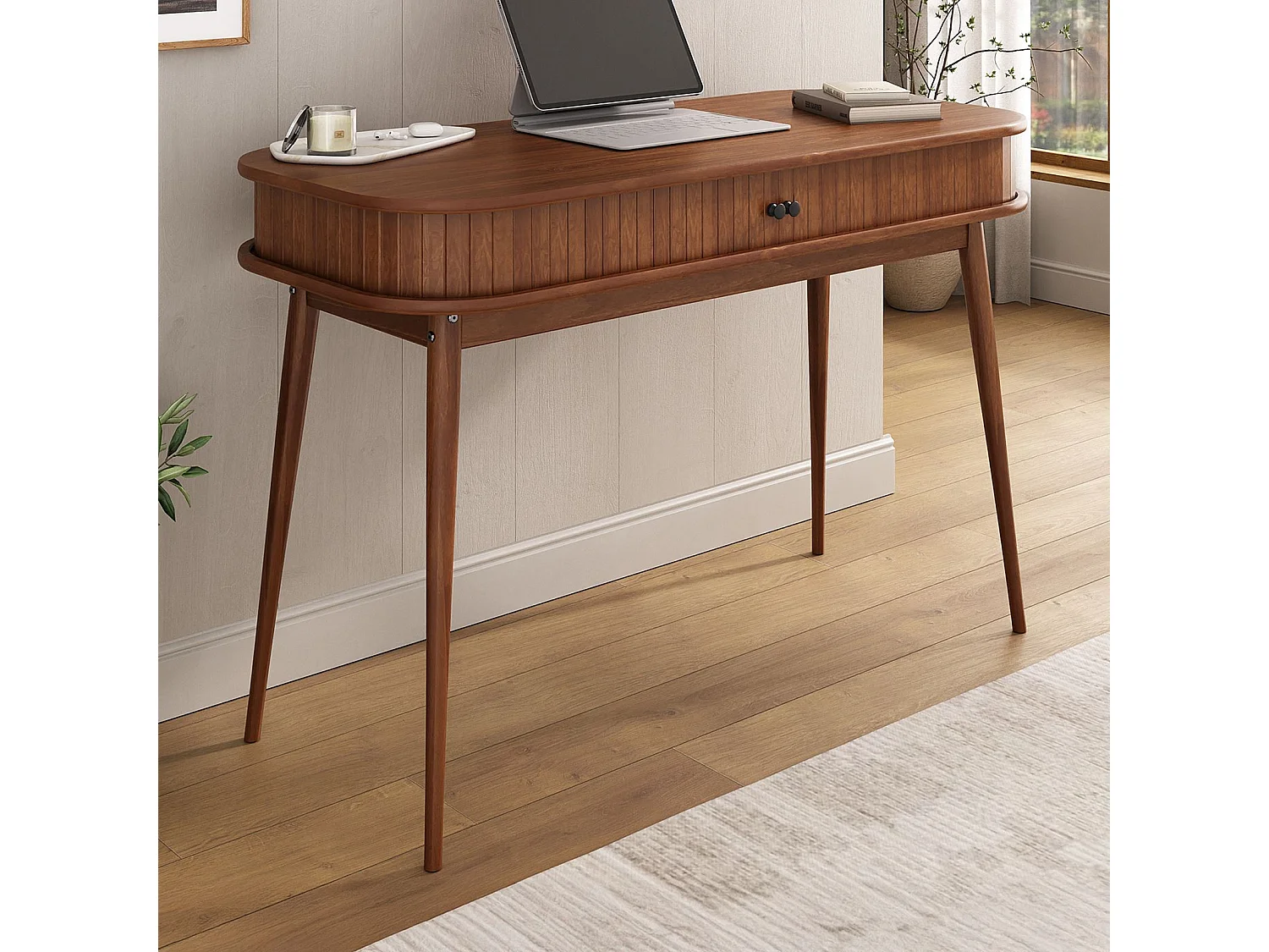 Bureau JARI en bois massif, 113 x 75 cm, façade cannelée, rangement avec porte coullisante, coloris châtaignier