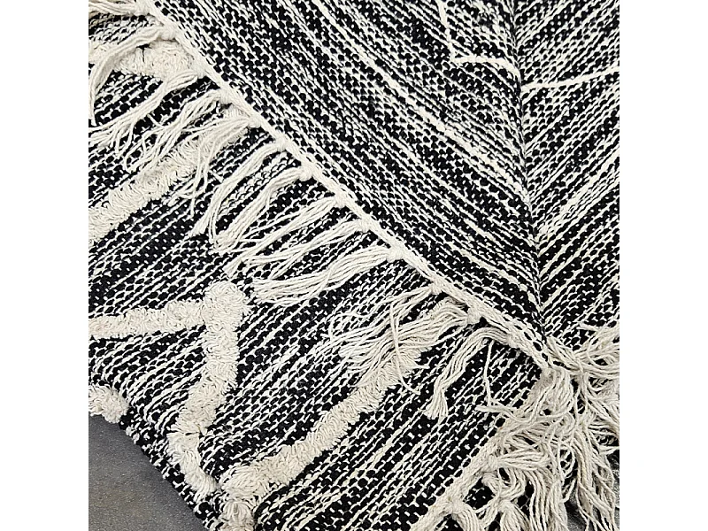 Tapis 120 x 180 cm en coton noir avec motifs et franges écru - ALIBA