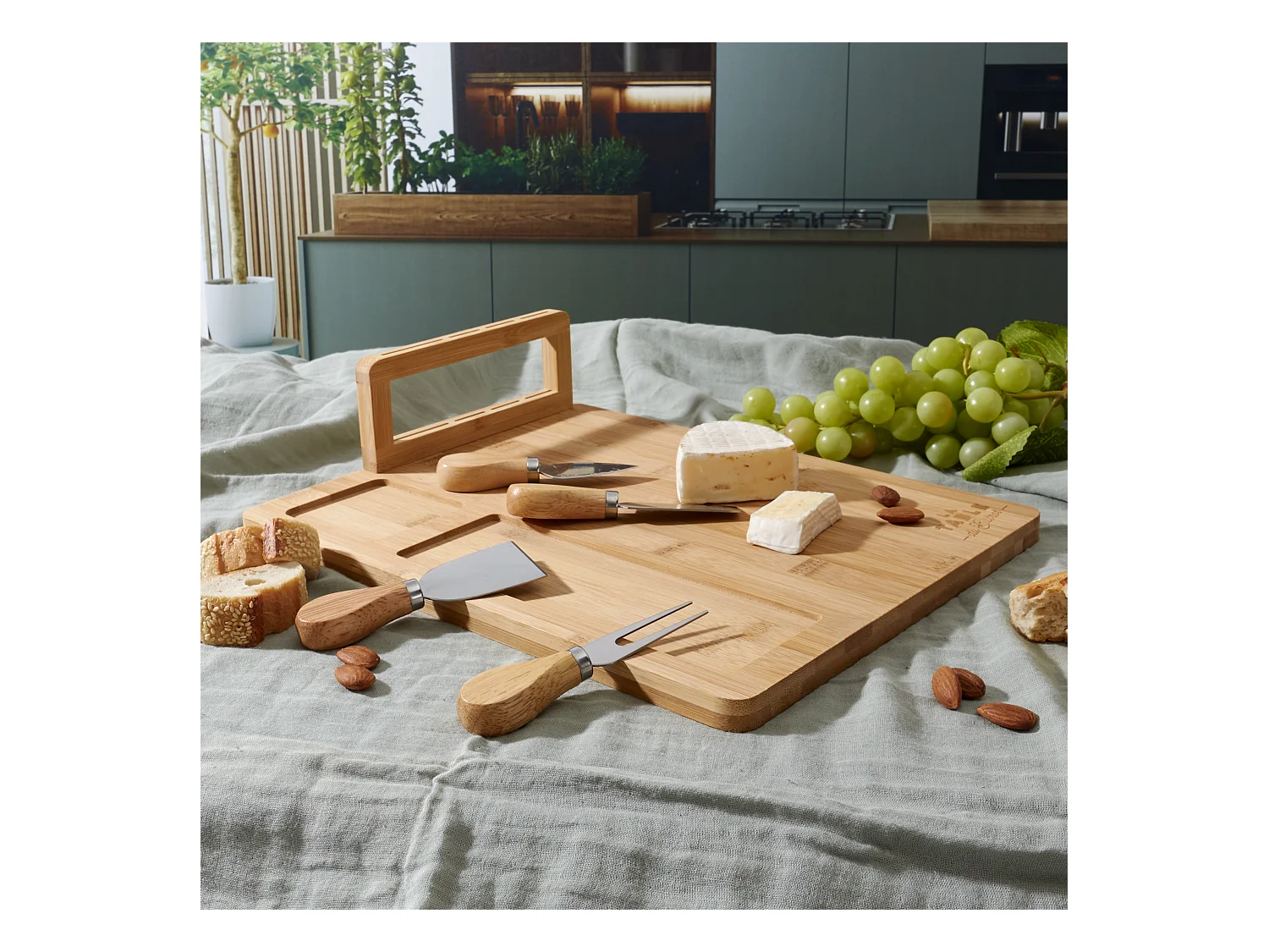Planche A Fromage Bambou Avec 4 Couteaux Marron