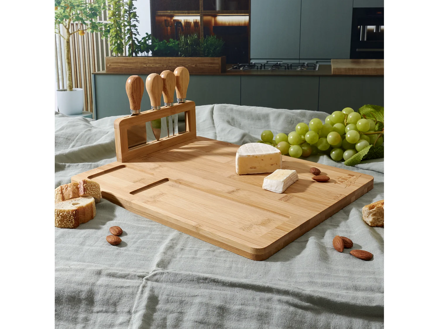 Planche A Fromage Bambou Avec 4 Couteaux Marron