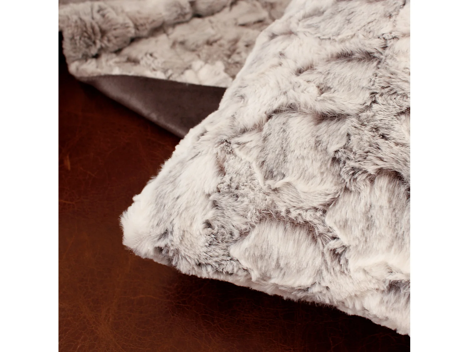 Coussin Déco Imitation Fourrure "Ours" 40x40cm Gris