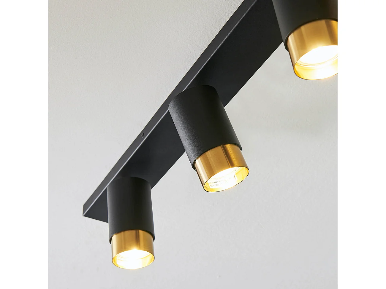 Plafonnier moderne 4 projecteurs orientables noirs et dorés - Pozzo