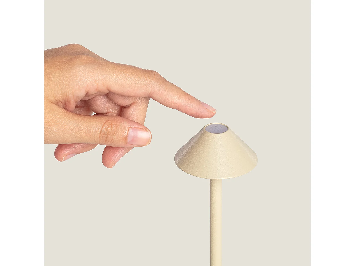 Lampada da Tavolo LED Portatile per Esterno Metallo con Batteria Ricaricabile Magatzi Beige